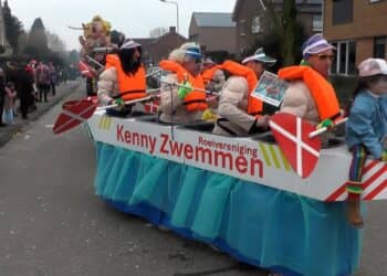 Optocht Bingelrade met prins Kenny en jeugdprinses Floor | Carnaval 2025 | ZO-NWS
