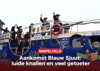 Blauw Sjuut legt aan bij het gemeentehuis in Simpelveld | ZO-NWS