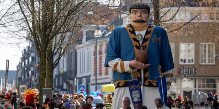 Groot Reuzenfeest voor Bruidspaar Lucius en Amaka