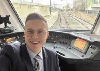 Machinist Tim Hamers: Passie voor Stoomtreinen en Carnavalsmuziek