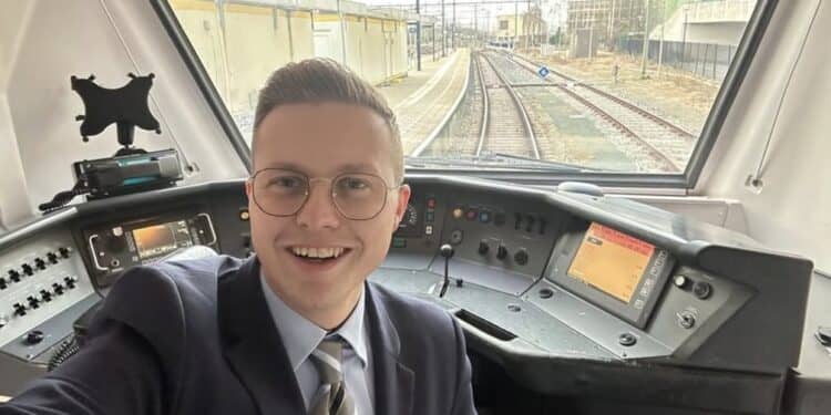 Machinist Tim Hamers: Passie voor Stoomtreinen en Carnavalsmuziek