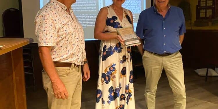 Burgemeester ontvangt eerste exemplaar van boek over Simpelveld en Bocholtz