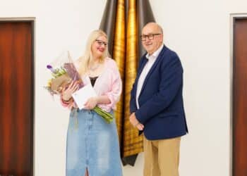 Dajandra van Loo wint publieksprijs Taalheld