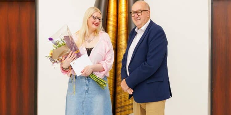 Dajandra van Loo wint publieksprijs Taalheld