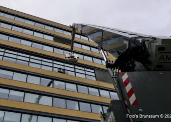 Dreessen Craning snel aan de slag na stormschade gemeentehuis