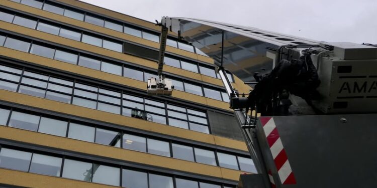 Dreessen Craning snel aan de slag na stormschade gemeentehuis