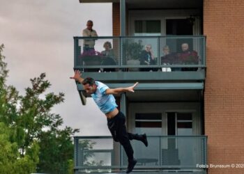 Hors Surface Captivates Audiences with Breathtaking Outdoor Performance