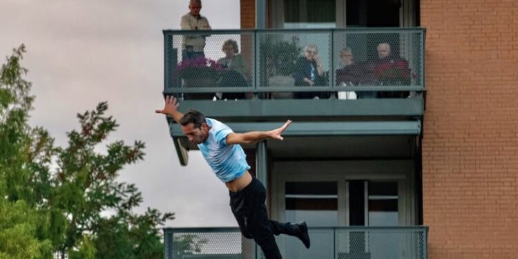 Hors Surface Captivates Audiences with Breathtaking Outdoor Performance