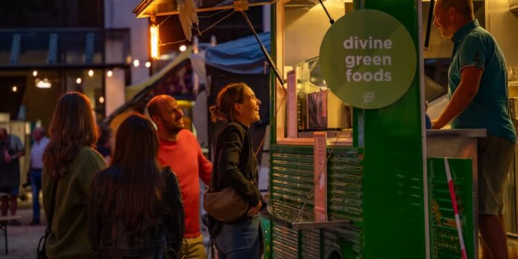 Zomerse viering op Maanplein