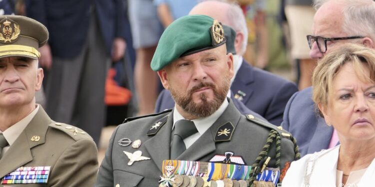 Viering van de 10de Internationale Veteranendag in Brunssum: Leerlingen VISTA college VEVA Defensie nemen deel