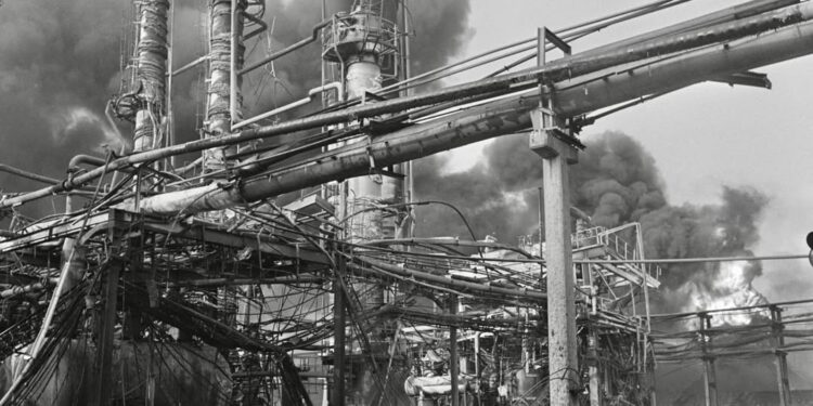 Maak een aansprekende titel bij dit bericht. Plaats geen andere tekst in de titel.DSM ramp vandaag 50 jaar geleden. Op 7 november 1975 ontploft een naftakraker op het DSM-terrein.  De ramp kost 14 mense…