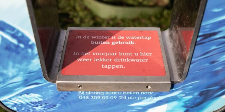 Schrijf een korte en pakkende titel in het Nederlands op basis van de onderstaande Facebooktekst: WML Wintertaps houden een winterslaap Onze watertaps nemen vanaf deze week een winterpauze, daarom kun je hier tijdelijk geen gebruik van maken. Zo voorkomen we vorstschade en zorgen we dat ze in het voorjaar van 2026 weer tiptop werken. Even geen water tappen dus, maar in het voorjaar kun je weer genieten van vers Limburgs drinkwater onderweg.. Gebruik normale Nederlandse hoofdletterregels: – Begin de titel met een hoofdletter. – Gebruik hoofdletters bij plaatsnamen of namen van personen. – Schrijf de rest van de titel zoals gebruikelijk, zonder onnodige hoofdletters. Geef alleen de titel terug. Geen uitleg of extra tekst.