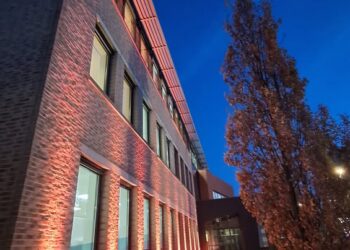 Het gemeentehuis kleurt oranje