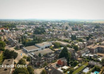 Schrijf een korte en pakkende titel in het Nederlands op basis van de onderstaande Facebooktekst: Ontdek waar BOOST – Samen voor Kerkrade-Oost voor staat: samen bouwen aan een wijk waar we trots op zijn 👇In 1 minuut zie je waar BOOST voor staat: samen werken aan een wijk waar je trots op bent. Kijk je mee? #BOOST #KerkradeOost #GewoonDoen #OokditisBOOST. Gebruik normale Nederlandse hoofdletterregels: – Begin de titel met een hoofdletter. – Gebruik hoofdletters bij plaatsnamen of namen van personen. – Schrijf de rest van de titel zoals gebruikelijk, zonder onnodige hoofdletters. Geef alleen de titel terug. Geen uitleg of extra tekst.