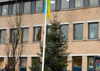 Gemeentehuis toont trots de Mensenrechtenvlag
