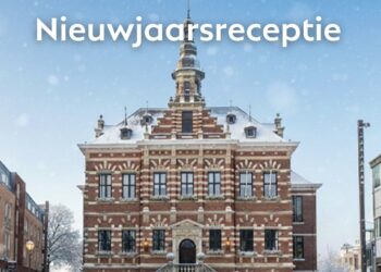 Schrijf een korte en pakkende titel in het Nederlands op basis van de onderstaande Facebooktekst: 𝗡𝗶𝗲𝘂𝘄𝗷𝗮𝗮𝗿𝘀𝗿𝗲𝗰𝗲𝗽𝘁𝗶𝗲 Op donderdag 1 januari 2026 nodigt het College van Burgemeester en Wethouders alle inwoners van harte uit om samen het nieuwe jaar in te luiden tijdens de traditionele nieuwjaarsreceptie.  📍 Raadhuis van 13.00 – 14.30 uur Start het jaar met een drankje en een oliebol in het Raadhuis (Markt 1).  📍 Park Paviljoen Erenstein vanaf 14.45 uur  De feestelijkheden verplaatsen zich naar Park Paviljoen Erenstein (Brughofweg 25), tegenover Kasteel Erenstein. Geniet van warme chocomel, koffie, thee of water, en maak een frisse wandeling door de prachtige Anstelvallei.  Lees meer:https://obi41.nl/2p9s63yx.    Gebruik normale Nederlandse hoofdletterregels:   – Begin de titel met een hoofdletter.   – Gebruik hoofdletters bij plaatsnamen of namen van personen.   – Schrijf de rest van de titel zoals gebruikelijk, zonder onnodige hoofdletters.  Geef alleen de titel terug. Geen uitleg of extra tekst.