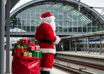 Schrijf een korte en pakkende titel in het Nederlands op basis van de onderstaande Facebooktekst: Ben jij er vanmiddag ook bij? Hij is er nu écht bijna! 🎅🏻😍𝐃𝐞 𝐊𝐞𝐫𝐬𝐭𝐦𝐚𝐧 𝐢𝐬 𝐞𝐫 𝐛𝐢𝐣𝐧𝐚! 🎅✨ Wachten jullie hem vanmiddag samen met ons op? Om 13.50 uur komt hij met de trein aan op Station Kerkrade. Daarna trekt hij in zijn koets, samen met alle elfjes, richting de Markt voor een gezellige meet & greet. Zien we je vanmiddag in Kerkrade Centrum?!  #kerst #kerkrade #intochtkerstman #meetandgreet #kerstsfeer.    Gebruik normale Nederlandse hoofdletterregels:   – Begin de titel met een hoofdletter.   – Gebruik hoofdletters bij plaatsnamen of namen van personen.   – Schrijf de rest van de titel zoals gebruikelijk, zonder onnodige hoofdletters.  Geef alleen de titel terug. Geen uitleg of extra tekst.
