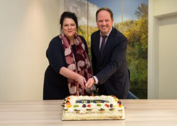 Schrijf een korte en pakkende titel in het Nederlands op basis van de onderstaande Facebooktekst: 𝗡𝗶𝗲𝘂𝘄𝗲 𝗯𝘂𝗿𝗴𝗲𝗺𝗲𝗲𝘀𝘁𝗲𝗿 Ü𝗯𝗮𝗰𝗵-𝗣𝗮𝗹𝗲𝗻𝗯𝗲𝗿𝗴 𝗼𝗽 𝗯𝗲𝘇𝗼𝗲𝗸 𝗶𝗻 𝗟𝗮𝗻𝗱𝗴𝗿𝗮𝗮𝗳 Christine Stadler, de nieuwe burgemeester van Übach-Palenberg, kwam op kennismakingsbezoek in Landgraaf. Burgemeester Richard de Boer ontving haar in het Burgerhoes. Tijdens het bezoek spraken de burgemeesters over het voortzetten en verder versterken van de goede samenwerking tussen de grensgemeenten. Burgemeester De Boer vond het een zeer prettige kennismaking: “We zitten vol energie om de band met onze buren over de grens verder te verdiepen. Zo blijven inwoners en ondernemers aan beide kanten profiteren van wat we samen doen.”.    Gebruik normale Nederlandse hoofdletterregels:   – Begin de titel met een hoofdletter.   – Gebruik hoofdletters bij plaatsnamen of namen van personen.   – Schrijf de rest van de titel zoals gebruikelijk, zonder onnodige hoofdletters.  Geef alleen de titel terug. Geen uitleg of extra tekst.