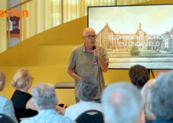 Schrijf een korte en pakkende titel in het Nederlands op basis van de onderstaande Facebooktekst: 𝐋𝐢𝐧𝐭𝐣𝐞 𝐯𝐨𝐨𝐫 𝐋𝐨𝐮𝐢𝐬 “𝐖𝐢𝐞𝐭” 𝐓𝐡𝐢𝐣𝐬𝐬𝐞𝐧 Heerlenaar Louis “Wiet” Thijssen kent de stad op zijn duim. Hij geeft rondleidingen, schrijft boeken en is betrokken bij projecten die Heerlen mooier, leuker en socialer maken. Voor dit alles hebben zijn buurtgenoten hem succesvol voorgedragen voor een lintje. 🙂.    Gebruik normale Nederlandse hoofdletterregels:   – Begin de titel met een hoofdletter.   – Gebruik hoofdletters bij plaatsnamen of namen van personen.   – Schrijf de rest van de titel zoals gebruikelijk, zonder onnodige hoofdletters.  Geef alleen de titel terug. Geen uitleg of extra tekst.
