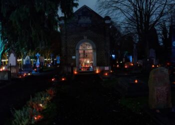 Schrijf een korte en pakkende titel in het Nederlands op basis van de onderstaande Facebooktekst: Kaarsjesavond Begraafplaats Heerlen | 23 december Lichtpuntjes zoeken in het donker. ✨ Op dinsdag 23 december verandert de historische stadsbegraafplaats aan de Akerstraat opnieuw in een plek vol warmte, herinnering en samenzijn. Duizenden kaarsjes, vuurkorven en kerstverlichting zorgen tussen 17.00 en 20.00 uur voor een bijna verstilde kerstsfeer op deze bijzondere locatie. Rond 19.00 uur klinkt er zang: ensemble True Devotion brengt een kerstuitvoering die je even laat stilstaan. Vrijwilligers van de Vrienden van de Stadsbegraafplaats Heerlen schenken warme chocomel, glühwein en kerstbrood (gratis, zolang de voorraad strekt). Neem gerust je eigen lichtje mee, een glazen potje met waxinelichtje bijvoorbeeld, en voeg iets persoonlijks toe.  Kom samen, wandel, kijk en beleef. 📍 Stadsbegraafplaats Akerstraat 🗓️ Dinsdag 23 december 🕔 17.00 – 20.00 uur Gemeente Heerlen.    Gebruik normale Nederlandse hoofdletterregels:   – Begin de titel met een hoofdletter.   – Gebruik hoofdletters bij plaatsnamen of namen van personen.   – Schrijf de rest van de titel zoals gebruikelijk, zonder onnodige hoofdletters.  Geef alleen de titel terug. Geen uitleg of extra tekst.