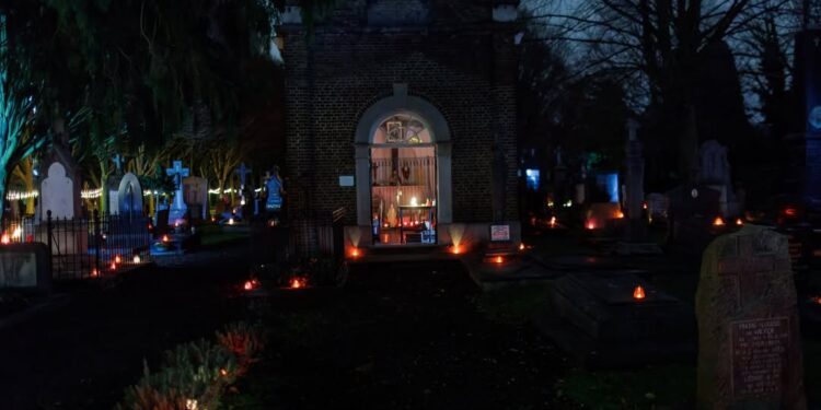 Schrijf een korte en pakkende titel in het Nederlands op basis van de onderstaande Facebooktekst: Kaarsjesavond Begraafplaats Heerlen | 23 december Lichtpuntjes zoeken in het donker. ✨ Op dinsdag 23 december verandert de historische stadsbegraafplaats aan de Akerstraat opnieuw in een plek vol warmte, herinnering en samenzijn. Duizenden kaarsjes, vuurkorven en kerstverlichting zorgen tussen 17.00 en 20.00 uur voor een bijna verstilde kerstsfeer op deze bijzondere locatie. Rond 19.00 uur klinkt er zang: ensemble True Devotion brengt een kerstuitvoering die je even laat stilstaan. Vrijwilligers van de Vrienden van de Stadsbegraafplaats Heerlen schenken warme chocomel, glühwein en kerstbrood (gratis, zolang de voorraad strekt). Neem gerust je eigen lichtje mee, een glazen potje met waxinelichtje bijvoorbeeld, en voeg iets persoonlijks toe.  Kom samen, wandel, kijk en beleef. 📍 Stadsbegraafplaats Akerstraat 🗓️ Dinsdag 23 december 🕔 17.00 – 20.00 uur Gemeente Heerlen.    Gebruik normale Nederlandse hoofdletterregels:   – Begin de titel met een hoofdletter.   – Gebruik hoofdletters bij plaatsnamen of namen van personen.   – Schrijf de rest van de titel zoals gebruikelijk, zonder onnodige hoofdletters.  Geef alleen de titel terug. Geen uitleg of extra tekst.