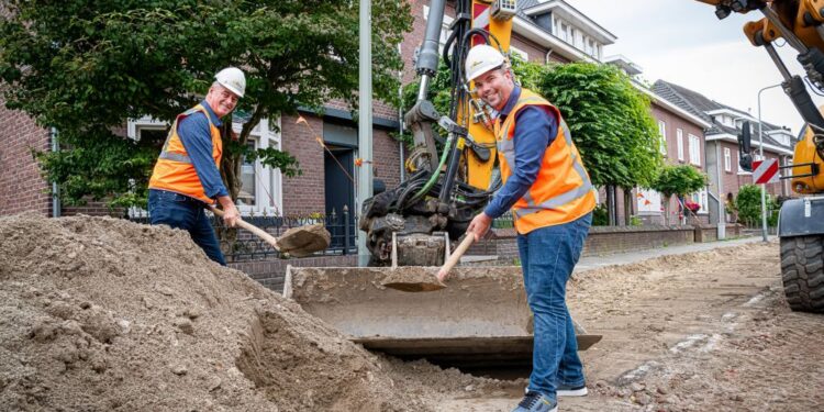Schrijf een korte en pakkende titel in het Nederlands op basis van de onderstaande Facebooktekst: De gemeente Brunssum krijgt van het Rijk 5,3 miljoen euro voor infrastructurele voorzieningen. Deze subsidie is bedoeld voor aanpassingen aan het wegennet die nodig zijn om de extra verkeersdrukte op te vangen als gevolg van nieuwbouw.  Lees er meer over 👇 https://bit.ly/48Pdbw8.    Gebruik normale Nederlandse hoofdletterregels:   – Begin de titel met een hoofdletter.   – Gebruik hoofdletters bij plaatsnamen of namen van personen.   – Schrijf de rest van de titel zoals gebruikelijk, zonder onnodige hoofdletters.  Geef alleen de titel terug. Geen uitleg of extra tekst.