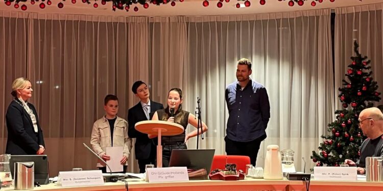 Schrijf een korte en pakkende titel in het Nederlands op basis van de onderstaande Facebooktekst: De enthousiaste leden van de jeugdraad van gemeente Simpelveld vertelden bij de laatste raadsvergadering alvast over hun plannen!🌟 Een bijzonder moment voor de Jeugdraad van Gemeente Simpelveld 🌟 Gisteren was het zover: de eerste officiële aanwezigheid van de Jeugdraad bij de gemeenteraad van Simpelveld. En wat was dat een mooi en chique moment om mee te maken! De leden van de Jeugdraad mochten zich voorstellen aan de raadsleden en de burgemeester en vertelden vol trots over hun plannen, waaronder het idee om in de toekomst een jeugdlintje uit te reiken in onze gemeente. Zo bijzonder om te zien hoe zelfverzekerd, betrokken en enthousiast zij hun stem lieten horen. Het was echt superleuk om dit samen te beleven, met de raadsleden, de burgemeester en natuurlijk onze geweldige jeugdraadsleden. Vanuit de gemeenteraad werden er mooie en inhoudelijke vragen gesteld, die ik samen met de jeugdraad mocht beantwoorden. Een bijzonder moment van echte dialoog, waar we met veel trots op terugkijken. Ik wil de Gemeente Simpelveld enorm bedanken voor het vertrouwen in de Jeugdraad en in jongerenparticipatie. Dit laat zien dat de stem van de jeugd ertoe doet en serieus genomen wordt. We kijken vol enthousiasme vooruit naar 2026, waarin we samen verder bouwen aan een mooie, sterke en betrokken gemeente. En dat doen we niet alleen, dat doen we samen. Met jongeren, met de gemeente en met elkaar. Trots. Dankbaar. En vooral: heel veel zin in wat komen gaat. 💛 Deel dit bericht zodat iedereen mag mee genieten van het succes van onze jeugd 🫶🏼 #JeugdraadSimpelveld #SamenSterk #DeStemVanDeJeugd #GemeenteSimpelveld #ToekomstSamenBouwen.    Gebruik normale Nederlandse hoofdletterregels:   – Begin de titel met een hoofdletter.   – Gebruik hoofdletters bij plaatsnamen of namen van personen.   – Schrijf de rest van de titel zoals gebruikelijk, zonder onnodige hoofdletters.  Geef alleen de titel terug. Geen uitleg of extra tekst.