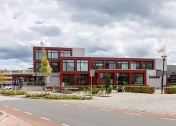 Schrijf een korte en pakkende titel in het Nederlands op basis van de onderstaande Facebooktekst: 𝗚𝗲𝗺𝗲𝗲𝗻𝘁𝗲 𝗞𝗲𝗿𝗸𝗿𝗮𝗱𝗲 𝘄𝗶𝗷𝘀𝘁 𝗻𝗼𝗼𝗱𝘀𝘁𝗲𝘂𝗻𝗽𝘂𝗻𝘁𝗲𝗻 𝗮𝗮𝗻 Deze locaties zijn er voor inwoners wanneer reguliere voorzieningen uitvallen, bijvoorbeeld bij een langdurige stroomstoring. 𝗘𝗲𝗻 𝗻𝗼𝗼𝗱𝘀𝘁𝗲𝘂𝗻𝗽𝘂𝗻𝘁 𝗶𝘀 𝗲𝗲𝗻 𝗽𝗹𝗲𝗸 𝘄𝗮𝗮𝗿 𝗷𝗲: ➡️informatie kunt krijgen ➡️hulp kunt vragen als het echt nodig is ➡️wordt doorverwezen bij gebrek aan eten, drinken of medicijnen Hier werken gemeente, hulpdiensten en buurtbewoners samen tijdens noodsituaties. 𝗗𝗲 𝗹𝗼𝗰𝗮𝘁𝗶𝗲𝘀: Wijk Noord – Socio Project Eygelshoven, Terbruggen 16 Wijk West – Wijkpunt ’t Westhoes, Anemonenstraat 16 Wijk Oost – Wijkpunt ’t Patronaat, Ursulastraat 232 Wijk Oost/Centrum – Vie Kerkrade, Vieboulevard 21 👉 𝗕𝗲𝗿𝗲𝗶𝗱 𝗷𝗲 𝗼𝗼𝗸 𝘇𝗲𝗹𝗳 𝘃𝗼𝗼𝗿: Kijk op https://obi41.nl/2p8cd728 of lees het informatieboekje “Bereid je voor op een noodsituatie” (huis-aan-huis verspreid van 25 nov ’25 t/m 10 jan ’26). Meer info:  https://obi41.nl/4htmf6jp.    Gebruik normale Nederlandse hoofdletterregels:   – Begin de titel met een hoofdletter.   – Gebruik hoofdletters bij plaatsnamen of namen van personen.   – Schrijf de rest van de titel zoals gebruikelijk, zonder onnodige hoofdletters.  Geef alleen de titel terug. Geen uitleg of extra tekst.