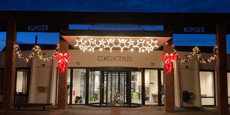 Schrijf een korte en pakkende titel in het Nederlands op basis van de onderstaande Facebooktekst: De feestdagen komen eraan! 🎄🎅🏼 Van woensdagmiddag 24 december 2025 12.30 uur t/m 5 januari 2026 is het gemeentehuis gesloten. Er kunnen dan geen afspraken worden ingepland. U kunt voor of na deze periode weer langskomen. Maak daarvoor een afspraak via: www.voerendaal.nl/afspraak-maken. Voor aangifte van overlijden en geboorte zijn wij op maandag 29, dinsdag 30 en woensdag 31 december tussen 09.00 en 10.00 uur telefonisch bereikbaar via 06 – 233 895 37. In geval van een levensbedreigende situatie, verwondingen of een misdrijf, bel 112. Indien er iemand acuut gevaarlijk is voor zichzelf of anderen, zoals bij agressie of verwardheid, kunt u de GGZ-crisisdienst bellen via 088-506 6363. Voor crisishulp rondom een jeugdige kunt u zich rechtstreeks wenden tot de Crisishulp Jeugd Zuid-Limburg via 043 – 60 45 777 (24/7 uur bereikbaar en beschikbaar). Heeft u vragen die kunnen wachten tot na de feestdagen? Dan kunt u ons vanaf maandag 5 januari 2025 08.30 uur weer telefonisch bereiken. We wensen u alvast hele fijne feestdagen toe! ✨.    Gebruik normale Nederlandse hoofdletterregels:   – Begin de titel met een hoofdletter.   – Gebruik hoofdletters bij plaatsnamen of namen van personen.   – Schrijf de rest van de titel zoals gebruikelijk, zonder onnodige hoofdletters.  Geef alleen de titel terug. Geen uitleg of extra tekst.