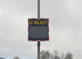 Schrijf een korte en pakkende titel in het Nederlands op basis van de onderstaande Facebooktekst: Update Mobiliteit & Infrastructuur – Vooruitgang in Simpelveld! We gaan weer richting de winter en ook dan gebeurt er in Simpelveld  van alles op het gebied van verkeer 🚘en 🚦 mobiliteit 🚧. Tijd voor een update – én een kijkje achter de schermen! In het nieuwsbericht op onze website vertellen we o.a. wat er is gerealiseerd in de Stampstraat, Kanthuisstraat en Prins Hendrikstraat/Stevensweg. Ook vertellen we over de het ophogen van de weg in de Kloosterstraat, nieuws over de Parkstadroute, de situatie rondom de Preutersweg, het herstellen van de trottoirs en over de dynamische displays die in januari worden geplaatst. Ook werken we aan verkeersveiligheid bij scholen en kijken we met zorg en aandacht naar de behoefte aan gehandicaptenparkeerplaatsen.   💪Samen werken we aan de toekomst! Het blijft mooi om te zien hoe kleine aanpassingen het dagelijks leven van inwoners beter en veiliger maken. De gemeente is blij met de medewerking en de waardevolle signalen van bewoners, en waardeert de inzet van collega’s die ervoor zorgen dat de werkzaamheden soepel verlopen. Zo wordt gewerkt aan straten, dorpskernen en routes die klaar zijn voor de toekomst. Lees hier het volledige nieuwsbericht: https://www.simpelveld.nl/update-mobiliteit-infrastructuur-….    Gebruik normale Nederlandse hoofdletterregels:   – Begin de titel met een hoofdletter.   – Gebruik hoofdletters bij plaatsnamen of namen van personen.   – Schrijf de rest van de titel zoals gebruikelijk, zonder onnodige hoofdletters.  Geef alleen de titel terug. Geen uitleg of extra tekst.