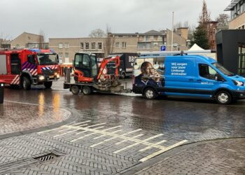 Schrijf een korte en pakkende titel in het Nederlands op basis van de onderstaande Facebooktekst: 👍WML heeft de lekkage inmiddels getraceerd en verholpen 👍 —————————————————————- ***update over gesprongen waterleiding gemeentehuis*** De brandweer heeft het water uit de kruipruimte weggepompt en medewerkers van WML zijn nu bezig met het repareren van de waterleiding. Er is geen overlast in ons gemeentehuis, maandag aanstaande zijn we weer geopend volgens de normale dienstregeling. —————————————– Vanwege een gesprongen waterleiding in de kruipruimte van ons gemeentehuis is de brandweer momenteel bezig om de kruipruimte leeg te pompen. Medewerkers van WML zullen dit lek zo spoedig mogelijk repareren, de verwachting is dat dit vanmiddag is verholpen.. Gebruik normale Nederlandse hoofdletterregels: – Begin de titel met een hoofdletter. – Gebruik hoofdletters bij plaatsnamen of namen van personen. – Schrijf de rest van de titel zoals gebruikelijk, zonder onnodige hoofdletters. Geef alleen de titel terug. Geen uitleg of extra tekst.