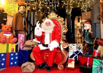 Schrijf een korte en pakkende titel in het Nederlands op basis van de onderstaande Facebooktekst: Wist je dat de Kerstman dit jaar weer in Schacht Nulland logeert en je bij hem op bezoek kunt? Op 20 en 21 december verwelkomt de Kerstman je in de Kerkraadse mijnschacht! 🎅 🎨 Kinderen kunnen een creatie maken bij de kerstknutseltafel en kunnen hier een leuke prijs mee winnen! 🚂 Maak een ritje met de miniatuur stoomtrein 🎥 In de theaterwagen is een korte film te zien over het mijnverleden 🎶 Kerstmuziek en lekkers maken de sfeer compleet! Kom je langs? Meer informatie en het volledige programma van het winterevent vind je op https://bit.ly/48KwGqV Let op: in de omgeving van Schacht Nulland is de parkeergelegenheid zeer beperkt. Er rijdt een gratis Kerst Shuttle (pendelbus) van Kerkrade-Centrum (Markt) naar Schacht Nulland. Gebruik normale Nederlandse hoofdletterregels: – Begin de titel met een hoofdletter. – Gebruik hoofdletters bij plaatsnamen of namen van personen. – Schrijf de rest van de titel zoals gebruikelijk, zonder onnodige hoofdletters. Geef alleen de titel terug. Geen uitleg of extra tekst.
