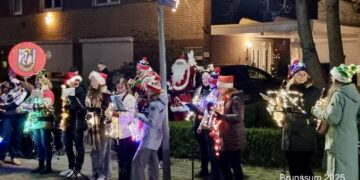 Maak een aansprekende titel bij dit bericht. Plaats geen andere tekst in de titel.Warme kerstsfeer op de Langeberg tijdens sfeervolle kersttocht Maandagavond 23 december trok de kerstman met zijn slee d…