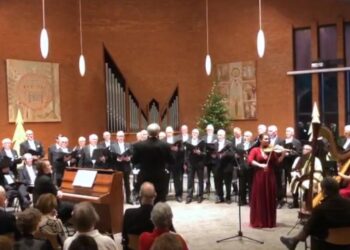 Maak een aansprekende titel bij dit bericht. Plaats geen andere tekst in de titel.Op 21 december verzorgde Mannenkoor RMK-1921 het sfeervolle kerstconcert “Samen Krismes” in de Pelgrimskerk. Onder muzi…