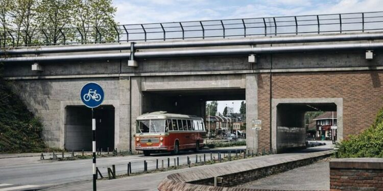 Maak een aansprekende titel bij dit bericht. Plaats geen andere tekst in de titel.Kun jij  je dit nog herinneren of de andere brug Zeg het maar. #oudefotos #archief #archieffotos #Brunssum #fotosBrunssu…