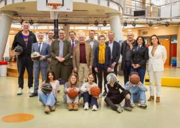 Schrijf een korte en pakkende titel in het Nederlands op basis van de onderstaande Facebooktekst: Veilige en sociale buurten, daar werken we aan. Samen met inwoners, partnerorganisaties en gemeenten. Daarom waren we deze week in Venlo en Heerlen-Noord. Hier hebben we de samenwerkingsovereenkomsten ondertekend voor een gebiedsgerichte buurtaanpak voor de Kasteelbuurt en de Hoofdstraat in Hoensbroek en Vastenavondkamp in Blerick. Dat gaan we niet alleen doen in Hoensbroek en Blerick, maar in acht gemeenten in Limburg. De komende periode starten we ook met deze samenwerking in Beesel, Maastricht, Roermond, Vaals, Geleen-Zuid. Samen zorgen we voor veerkrachtige buurten. Met minder armoede en eenzaamheid, met lezen en schrijven voor iedereen, en meer veiligheid en verbondenheid. Ook zetten we in op meer kansen voor jongeren en gezond leven. Lees meer over: ▪️Heerlen-Noord: bit.ly/4qf22v9 ▪️Venlo: https://bit.ly/4tkcNze.    Gebruik normale Nederlandse hoofdletterregels:   – Begin de titel met een hoofdletter.   – Gebruik hoofdletters bij plaatsnamen of namen van personen.   – Schrijf de rest van de titel zoals gebruikelijk, zonder onnodige hoofdletters.  Geef alleen de titel terug. Geen uitleg of extra tekst.