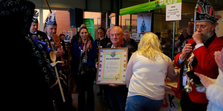 Maak een aansprekende titel bij dit bericht. Plaats geen andere tekst in de titel.Afgelopen zaterdag is door de carnavals verenigingen van Brunssum de orde van verdeenste uitgereikt aan Theo Quaedvlieg…