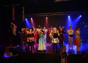 Maak een aansprekende titel bij dit bericht. Plaats geen andere tekst in de titel.Gisterenavond was de Carnavalsavond bij Studio Hellenbrand. Met optredens van de eigen dansgroepen, DJ Jordy, De Dorpsge…