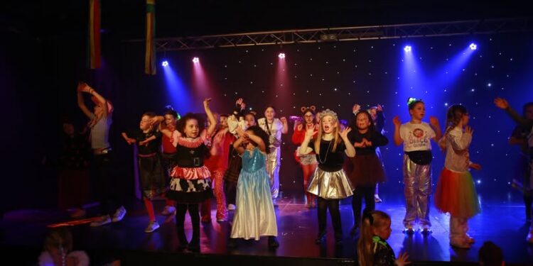 Maak een aansprekende titel bij dit bericht. Plaats geen andere tekst in de titel.Gisterenavond was de Carnavalsavond bij Studio Hellenbrand. Met optredens van de eigen dansgroepen, DJ Jordy, De Dorpsge…