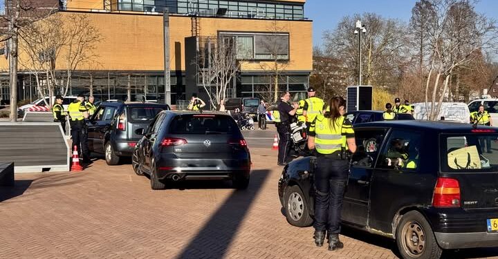 Maak een aansprekende titel bij dit bericht. Plaats geen andere tekst in de titel.Grote politie controle lindeplein Politie Basisteam Brunssum-Landgraaf #controle Politie Nederland #poltie #Politiecontr…