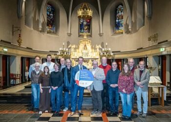 Schrijf een korte en pakkende titel in het Nederlands op basis van de onderstaande Facebooktekst: Vier in één klap: deze week zijn in Limburg samen met de gemeenten Beek, Beekdaelen, Voerendaal en Roerdalen vier nieuwe leefbaarheidsakkoorden ondertekend. Benieuwd wat er gaat gebeuren? * Beek krijgt een nieuw Kindcentrum waar kinderen kunnen spelen, leren en bewoners samenkomen. * Voerendaal-Oost wordt groener met slimme oplossingen voor water- en verkeersveiligheid en extra ontmoetingsplekken en volop speelmogelijkheden. * De H. Bavo-kerk in Nuth krijgt een nieuwe bestemming: een combinatie van eredienst, bibliotheek en horeca. * Rond het Kindcentrum in Posterholt komt een vrijetijdsgebied met sport- en speelplekken, picknickplaatsen en leerplekken over natuur en water. Hiermee zorgt de Provincie voor een groenere, veiligere en socialere woonomgeving. Meer lezen? bit.ly/4ri48Lx.    Gebruik normale Nederlandse hoofdletterregels:   – Begin de titel met een hoofdletter.   – Gebruik hoofdletters bij plaatsnamen of namen van personen.   – Schrijf de rest van de titel zoals gebruikelijk, zonder onnodige hoofdletters.  Geef alleen de titel terug. Geen uitleg of extra tekst.