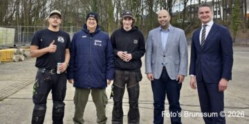 Maak een aansprekende titel bij dit bericht. Plaats geen andere tekst in de titel.Werkzaamheden Lifestylepark Brunssum gestart. Samen met initiatiefnemers Kelvin en Guiliano onthulden gedeputeerde Micha…