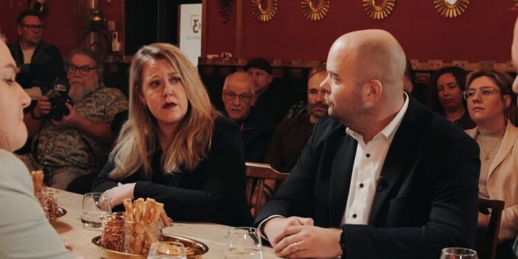 Maak een aansprekende titel bij dit bericht. Plaats geen andere tekst in de titel.In het Loge3 Theater(tje) vond een bijzonder gesprek plaats met de Brunssumse wethouders Vérénice Hermans, Jaimy van Dij…