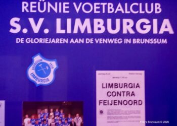 Maak een aansprekende titel bij dit bericht. Plaats geen andere tekst in de titel.Reünie S.V. Limburgia in de Brikke Oave Zaterdag 14 maart vond in de Brikke Oave een bijzondere reünie plaats van voetba…