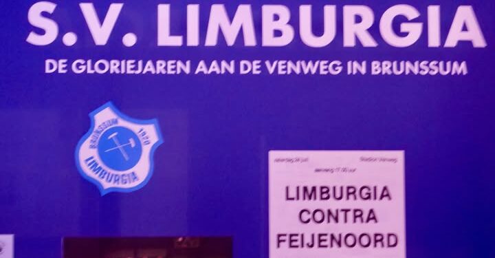 Maak een aansprekende titel bij dit bericht. Plaats geen andere tekst in de titel.Reünie S.V. Limburgia in de Brikke Oave Zaterdag 14 maart vond in de Brikke Oave een bijzondere reünie plaats van voetba…