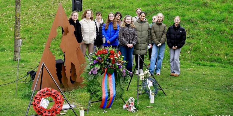 Maak een aansprekende titel bij dit bericht. Plaats geen andere tekst in de titel.Vandaag organiseerden leerlingen van het Broeklandcollege een herdenking bij het oorlogsmonument aan de Dorpstraat in Br…