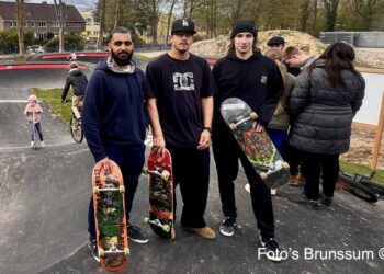 Maak een aansprekende titel bij dit bericht. Plaats geen andere tekst in de titel.Jeugd kan niet wachten op tot het skatepark officieel geopend is.  Geweldig om te zien hoe jongens en meisjes van alle l…