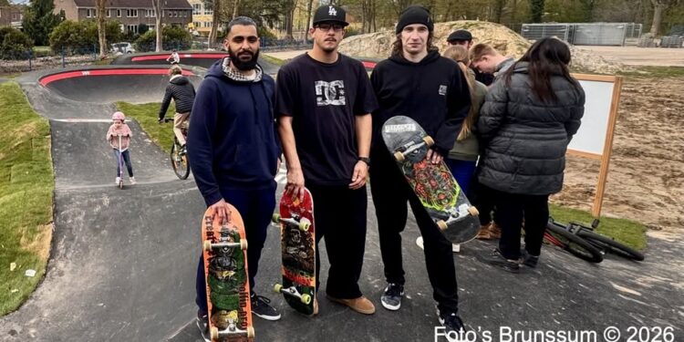 Maak een aansprekende titel bij dit bericht. Plaats geen andere tekst in de titel.Jeugd kan niet wachten op tot het skatepark officieel geopend is.  Geweldig om te zien hoe jongens en meisjes van alle l…