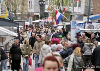 Maak een aansprekende titel bij dit bericht. Plaats geen andere tekst in de titel.Geslaagde Paasbraderie in het centrum van Brunssum Buurtnetwerk Brunssum Centrum #brunssum #braderie #centrumbrunssum #P…