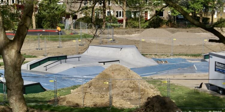 Maak een aansprekende titel bij dit bericht. Plaats geen andere tekst in de titel.Vorderingen skatepark-Lifestylepark elke dag is de jeugd hier ze kunnen niet wacht tot de opening. #Brunssum #Lifestylep…